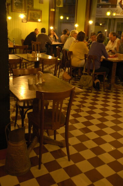 Ambiance intérieure 1900 brasserie restaurant Perwez